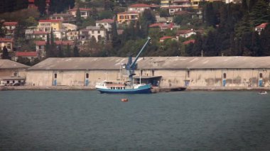 yüklendi olmayı bekleyen limanda tekne çekim