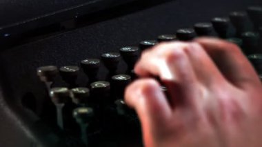 daktiloda yazmaya elim yakın çekim