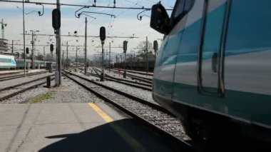 tren istasyonu tarafından geçen