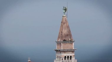 kilise kulesi deniz kenarında dışarı zoom