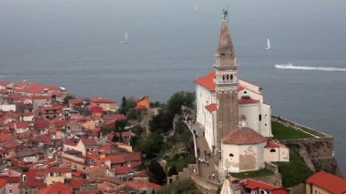 Piran ile bazı tekneler Denizi tepeden panoramik çekim