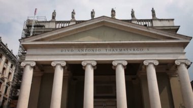 Trieste eski bir saray girişinde vurdu