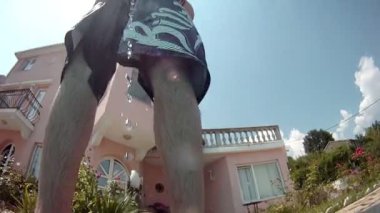 Çocuklar eğleniyor. içinde havuza işiyor..