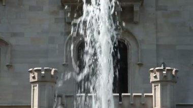 Çeşme binası önünde bir kadeh