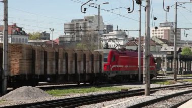 tren vagonları tarafından geçen bir sürü