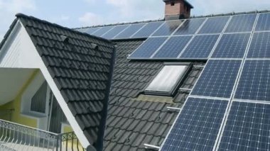 panorama slayt çatılar ile küçük bir kasaba endüstriyel bir bölümünü temsil eden helikopterden ateş güneş santralleri ile kaplı