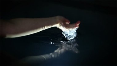 kadın su damlayan ve yüzeyde kalıp yapım