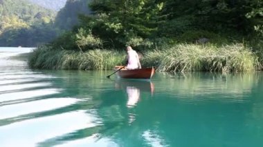 genç bir çift tekne kürek