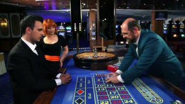 genç bir çift oyun rulet Casino