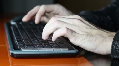 Adamın elleri üstünde a bilgisayar klavye yazarak