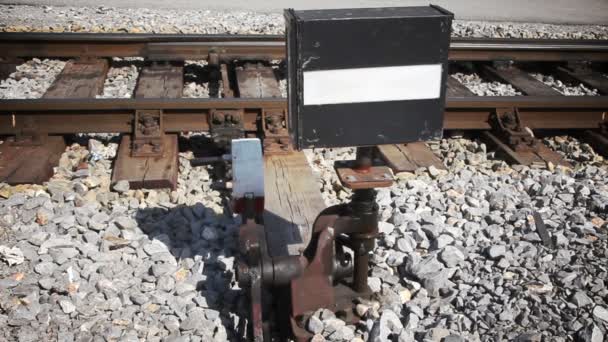 Tren daha yakın bir bakış açısından, işaretler — Stok video