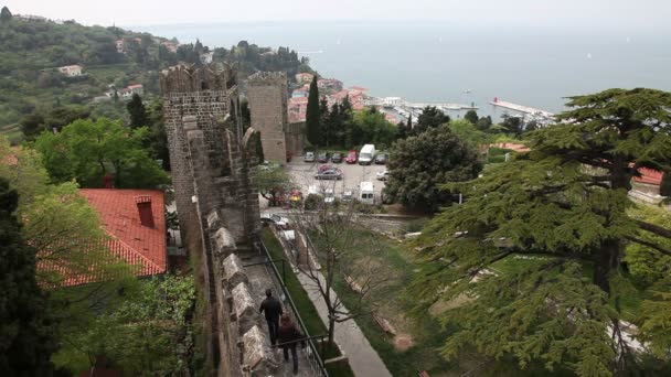 Lövés a piran vár, néhány ember sétált a vár falai — Stock videók