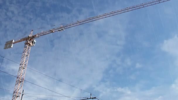 Crane arbetar regnet — Stockvideo