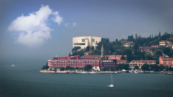 Fotografía del hotel al final de la península de Isola con nubes empañadas — Vídeos de Stock