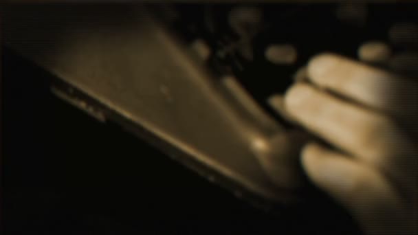 Movimiento dramático de la cámara mientras muestra detalles de una máquina de escribir — Vídeo de stock