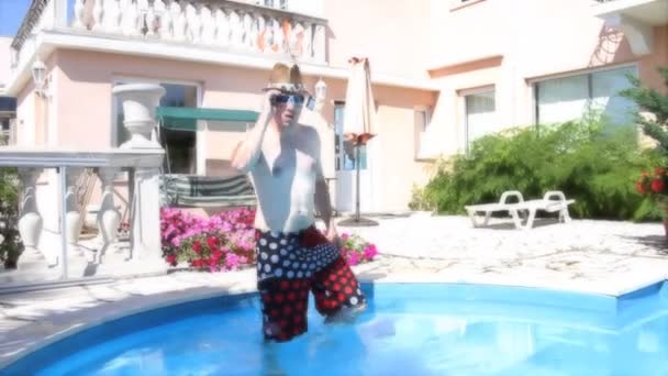 Uomo in piscina. — Video Stock