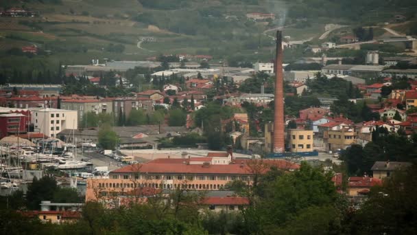 Tiro de la fábrica con gran chimenea y la ciudad por detrás — Vídeos de Stock