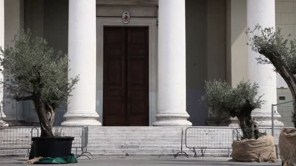 Tiro de una entrada en el edificio — Vídeos de Stock