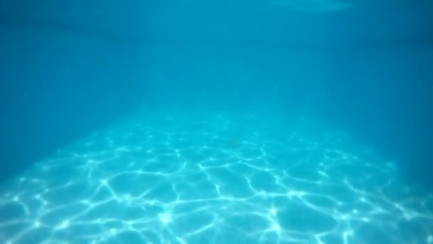 Nuotare in piscina — Video Stock