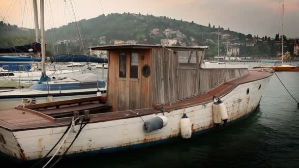 Βολή της παλιάς αλιευτικά σκάφη αγκυροβολημένο στο λιμάνι — Αρχείο Βίντεο