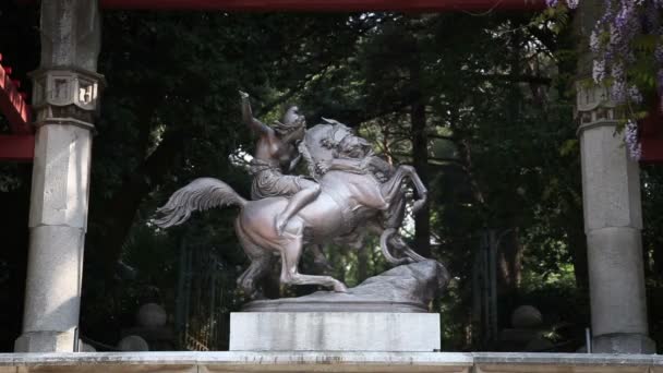 Prise de vue de la statue d'un homme à cheval — Video