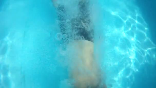 Sauter dans la piscine . — Video