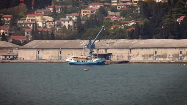 Выстрел лодки в порту в ожидании загрузки — стоковое видео
