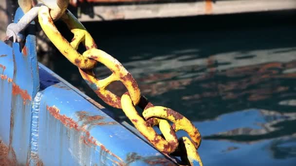 Todavía tiro de las piezas del barco con el mar en el fondo — Vídeo de stock