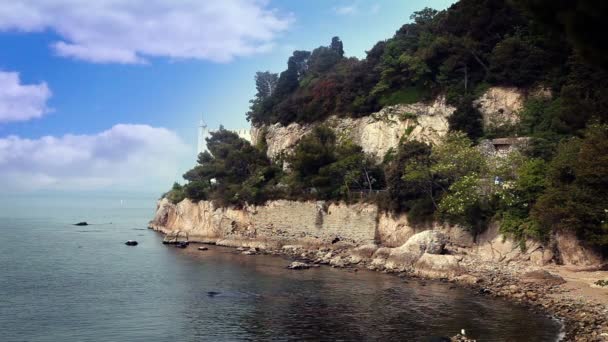 Shot van het strand in de buurt van piran met mooie wolken in de achtergrond — Stockvideo