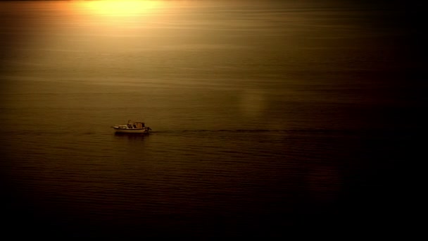 Tiro de litlle barco que passa no pôr do sol — Vídeo de Stock