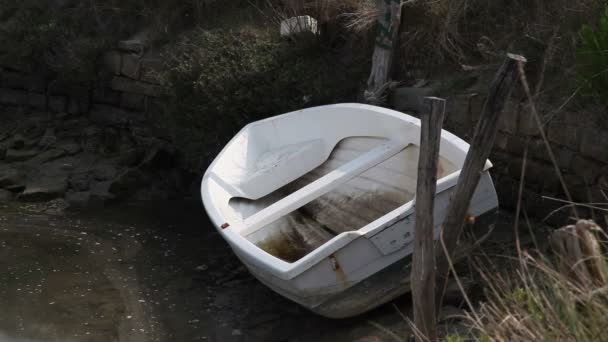 Todavía tiro de un barco en el canal del río — Vídeos de Stock