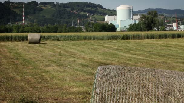 Tiro de campo de grano con central nuclear en la parte trasera — Vídeo de stock