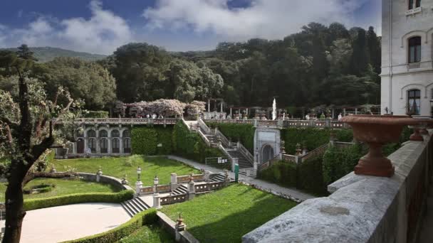 Girato del giardino di fronte ad un vecchio castello — Video Stock