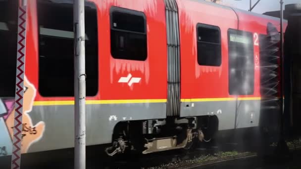 Schot van het wassen van graffiti van trainwagon — Stockvideo