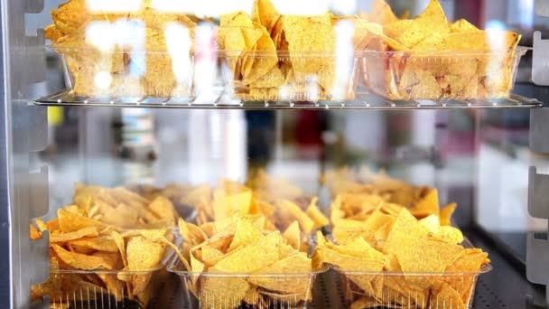 Tiros de batatas fritas na vitrine — Vídeo de Stock