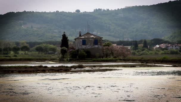 Tournage d'une vieille maison au milieu des Salines Secovlje — Video