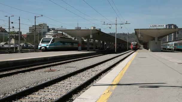 Trenes en estación en Liubliana — Vídeos de Stock