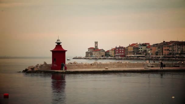 Vue panoramique du port d'Isola avec quelques poètes sur la jetée — Video