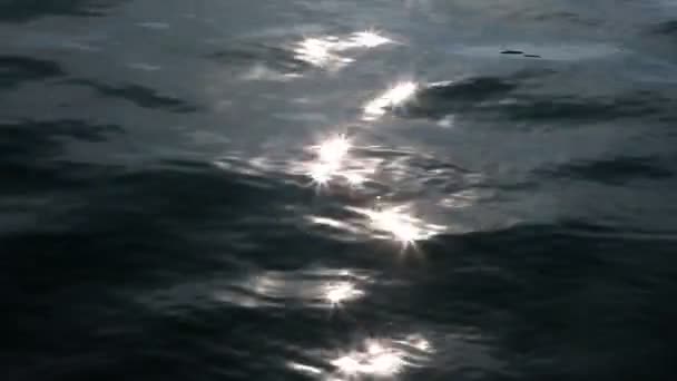 Primo piano dell'acqua con riflesso del sole — Video Stock