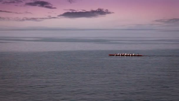 ภาพพาโนรามาของทีมที่พายเรือในเรือบนทะเลด้วยเมฆที่ดีบางอย่างในด้านหลัง — วีดีโอสต็อก