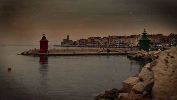 Снимок порта Изолы на закате с некоторыми звездами, уже появляющимися на небе — стоковое видео