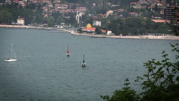 Знімок вітрильного човна, що прямує до порту між червоним і зеленим маркером — стокове відео