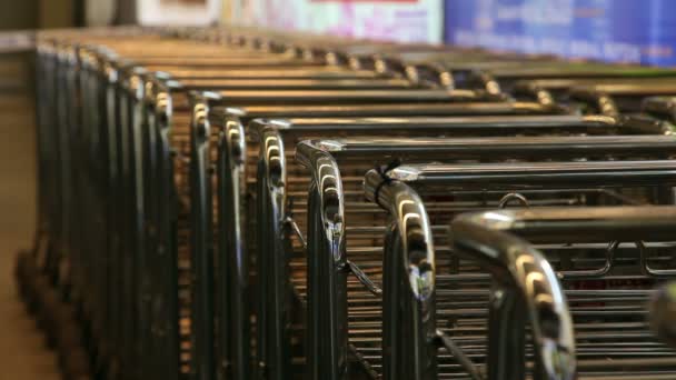 Encore des photos de chariots brillants à l'aéroport — Video