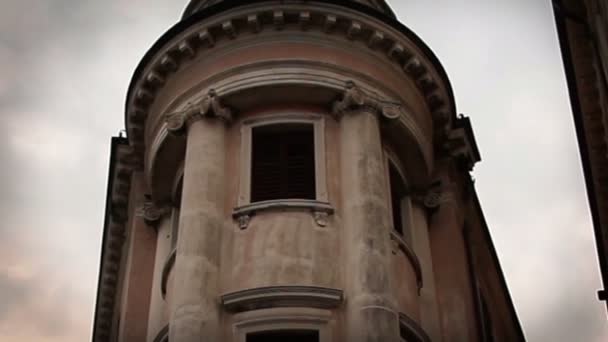 Zoom aus einem alten Gebäude in Isola — Stockvideo