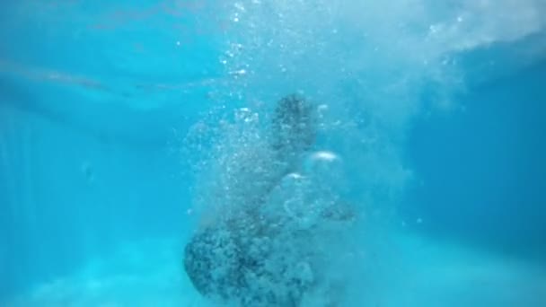 Skoki w basenie. — Wideo stockowe