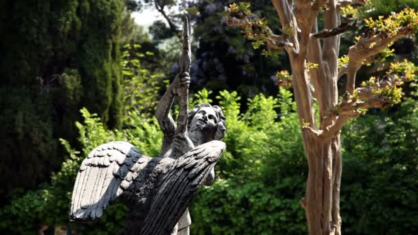 Tiro da estátua velha no parque — Vídeo de Stock