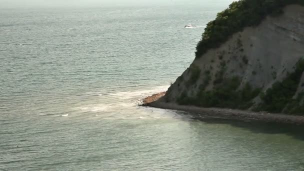 Tiro del acantilado whie cerca de Strunjan con el barco en el fondo — Vídeos de Stock