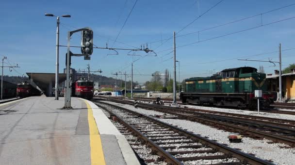 Tiro de tren que pasa por — Vídeos de Stock