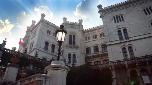 Shot van het voorste deel van het kasteel met een lamp aan de voorkant — Stockvideo