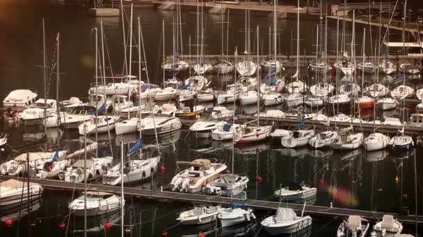 Prise de vue de la marina au coucher du soleil — Video